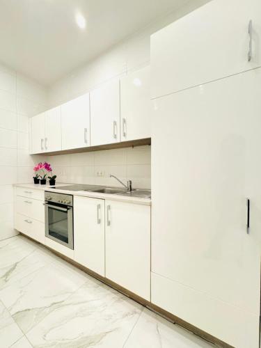 Private Rooms in Elegant 5-Bedroom Residence Near Kaufpark Alterlaa