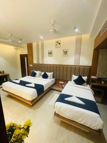 two beds in a hotel room with two bedsvisor at Hotel Banaras Villa in Kakarmatha