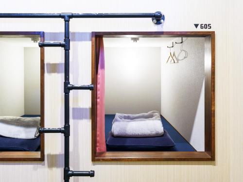 a mirror on a wall with a bed in a room at 柏島ヴィレッジ Kashiwajima Village in Otsuki