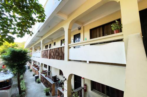 ein Mehrfamilienhaus mit Balkonen und Pflanzen in der Unterkunft Stardust Beach Hotel Matabungkay Batangas in Lian