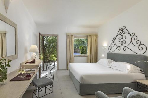 Kama o mga kama sa kuwarto sa Hotel Capo d'Orso Thalasso & SPA