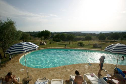 Bazén v ubytování Agriturismo La Grotta Di Montecchino nebo v jeho okolí