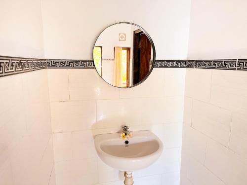 a bathroom with a sink and a mirror at Jepun Bali Bungalow in Nusa Lembongan