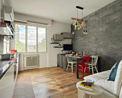 Simona and Luca's House - Bright and Unique Two-Room Apartment