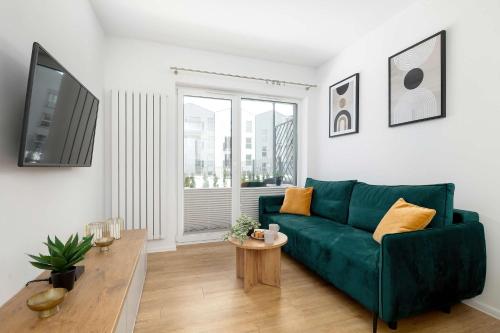 Bright & Cozy Apartment with Garden and Parking by Noclegi Renters