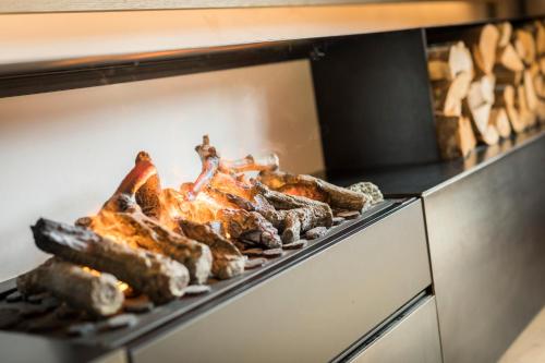 a grill with a bunch of food on it at Minglers Sportalm - Das Gourmet- und Genießerhotel in Kirchberg in Tirol