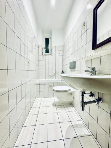 Spacious Private Rooms in 5BR Apartment for 10 Near Kaufpark Alterlaa
