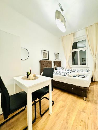 Spacious Private Rooms in 5BR Apartment for 10 Near Kaufpark Alterlaa