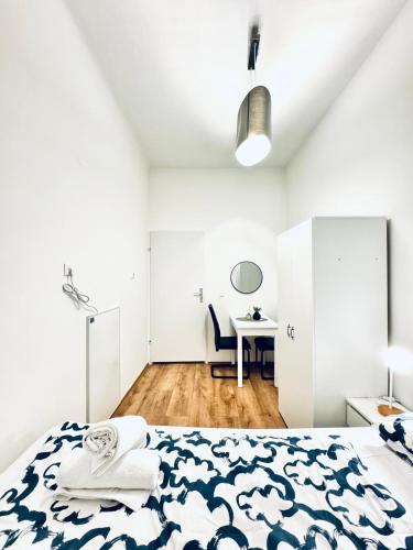 Spacious Private Rooms in 5BR Apartment for 10 Near Kaufpark Alterlaa