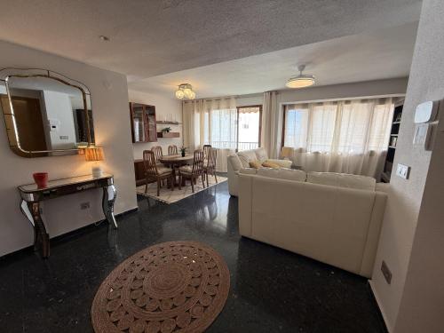 Apartamento 3 habitaciones junto a Playa Postiguet con terraza by Turihome