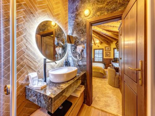 a bathroom with a sink and a mirror at Pipers Lodge in Shiroka Laka