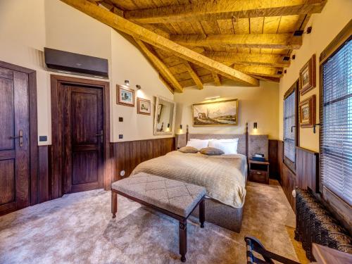 a bedroom with a bed and a wooden ceiling at Pipers Lodge in Shiroka Laka