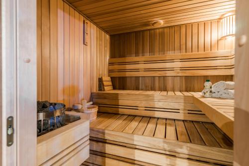 a sauna with wooden walls and wooden floors at Rezydencja Wind Rose Luxury ApartHotel Gdańsk - Prywatne SPA in Gdańsk
