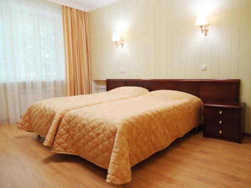 モスクワにあるApart-Hotel Kurkinoのベッド2台と窓が備わるホテルルームです。