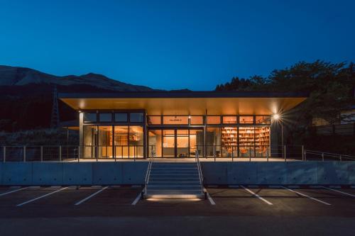 a building with a lot of windows at night at 白水温泉竹の倉山荘 in Minami Aso