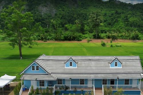 an aerial view of a house with a green yard at เจอาร์รีสอร์ท ที่พักบ้านมุงเนินมะปราง in Ban Mung