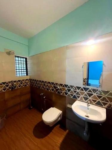 ein Badezimmer mit Toilette und Waschbecken in der Unterkunft Hotel The B House Goa in Agonda