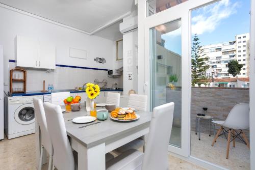 Aloha 6 - 2-Bedroom Apartment for 4 with Pool, Balcony and AC