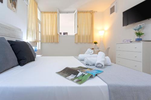 Aloha 6 - 2-Bedroom Apartment for 4 with Pool, Balcony and AC