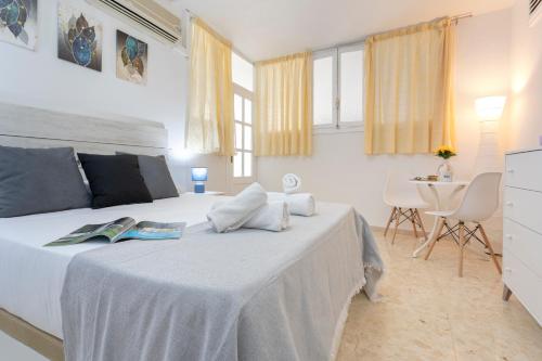 Aloha 6 - 2-Bedroom Apartment for 4 with Pool, Balcony and AC