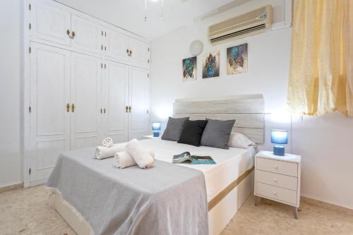 Aloha 6 - 2-Bedroom Apartment for 4 with Pool, Balcony and AC