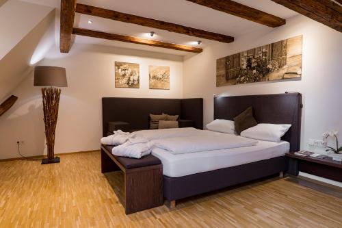 a bedroom with a large bed in a room at Rebers Pflug in Schwäbisch Hall