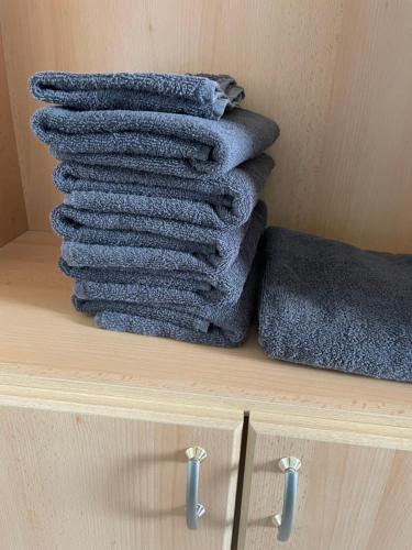 a group of towels sitting on top of a shelf at City Wohnung in Haltern gratis Parken, Netflix & Wäschepaket in Haltern