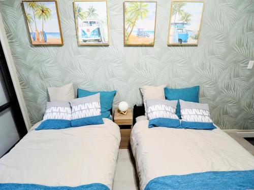 two beds in a room with blue and white at アンドスティ鴨川 in Kamogawa