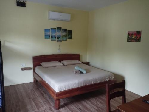 a bedroom with a bed in a room at Dom's Oase in Panglao Island