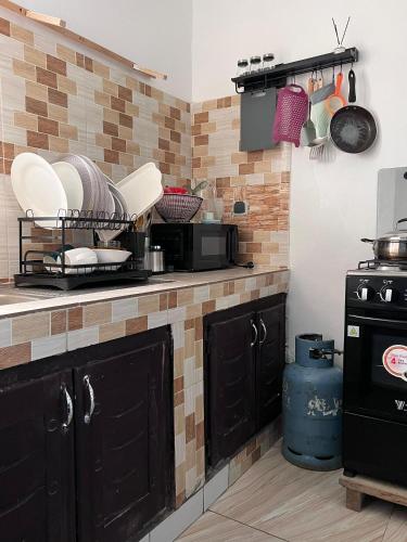 kuchnia z blatem, na którym stoją naczynia w obiekcie Yellow House 2 w mieście Abidżan