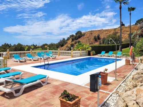 3 bed villa shared pool Jardines de la Suerte