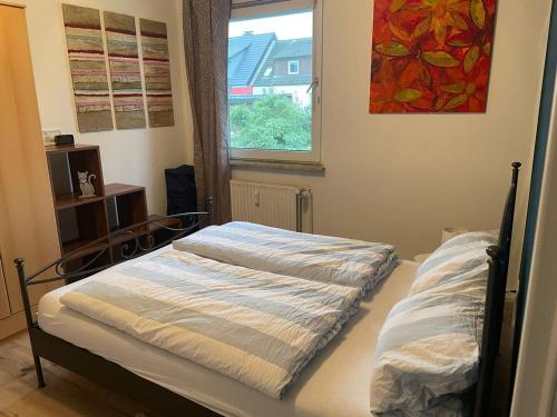 a bedroom with a bed and a window at City Wohnung in Haltern gratis Parken, Netflix & Wäschepaket in Haltern