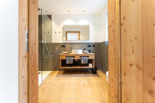 a bathroom with a sink and a mirror at Gasthof Videgg in Schenna