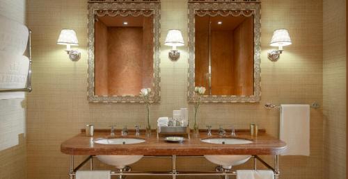 un bagno con due lavandini e due specchi di Albergo Hotel a Beirut