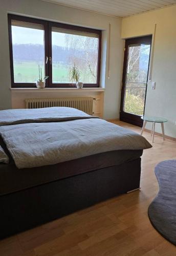 Llit o llits en una habitació de Ferienwohnung Talblick in Merzig
