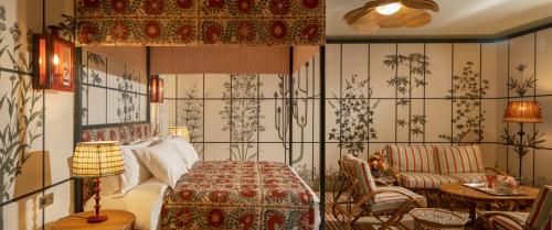 una camera da letto con un letto e un soggiorno di Albergo Hotel a Beirut