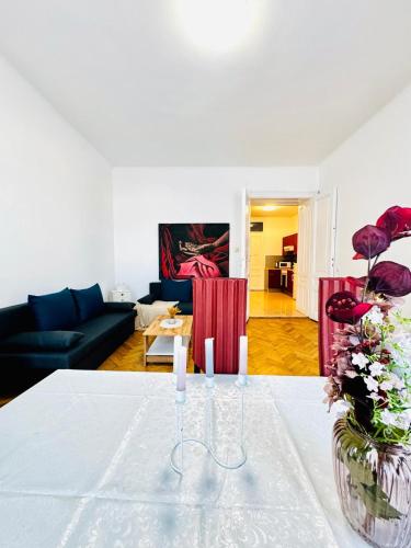 Comfortable 1BR & 1 LR Apt, 7 min Westbahnhof