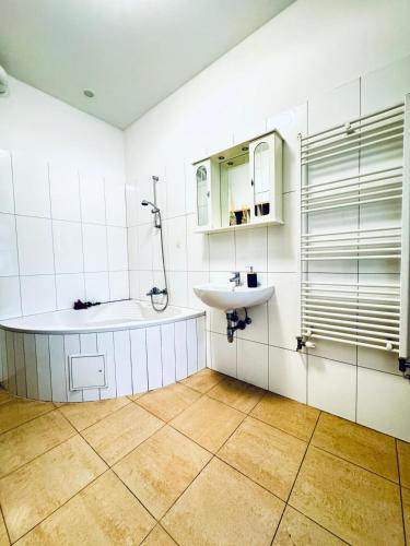 Comfortable 1BR & 1 LR Apt, 7 min Westbahnhof