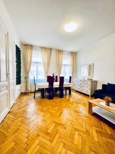 Comfortable 1BR & 1 LR Apt, 7 min Westbahnhof