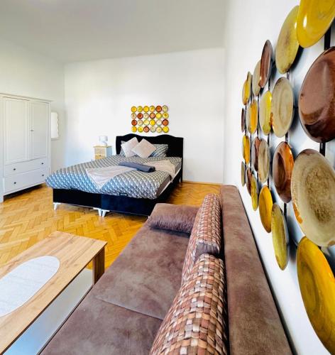 Comfortable 1BR & 1 LR Apt, 7 min Westbahnhof