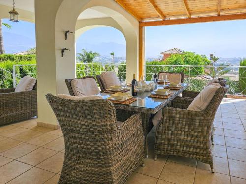 5 bed villa with pool in Cerros de Aguila
