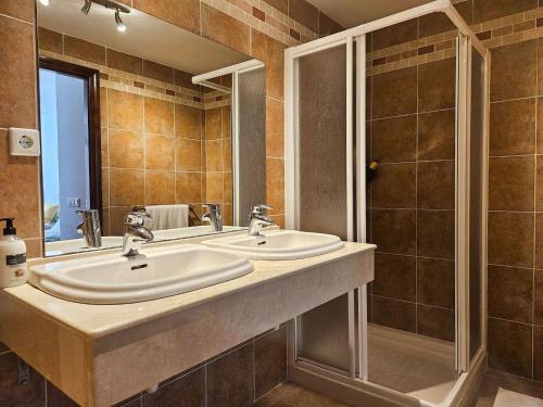 5 bed villa with pool in Cerros de Aguila