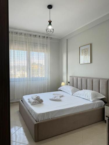 Llit o llits en una habitació de Vlora Centre Lions Gate 2