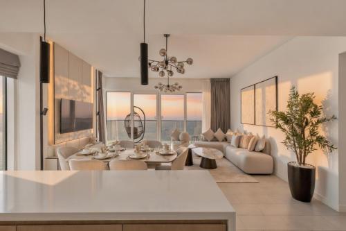 La Vie Jumeirah Beach Residence 3 Bedroom Beachfront Apartment with Palm Views