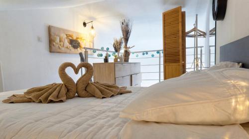 two towel swans sitting on top of a bed at Cozy & elegant, proche de Martigues in Saint-Mitre-les-Remparts