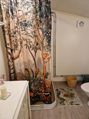 a shower curtain in a bathroom with a sink at Kolmårdstorpet Blomsätter in Kolmården