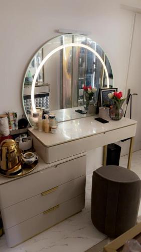 a dressing table with a mirror and a stool at La Villa des Amis 10 couchages au clos de la piscine in Montgeron