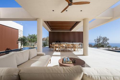 ein Wohnzimmer mit Sofa und Tisch in der Unterkunft Seanatra Luxury Villas in Ferma