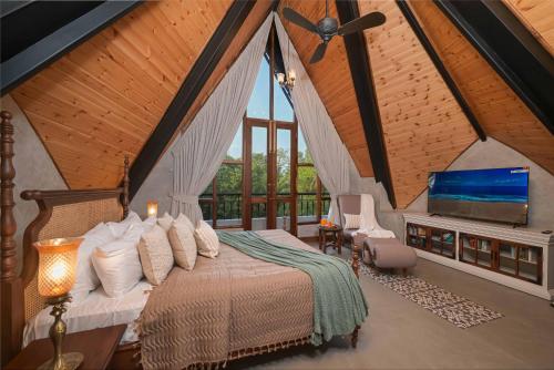 a bedroom with a bed and a large window at Anjuna Casa Nova in Jāmb