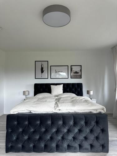 a bedroom with a bed with a black tufted mattress at Mia's Landzeit in Nettersheim